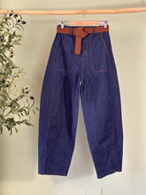 Load image into Gallery viewer, Italian Barrel Jeans w/ Belt
