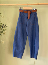 Load image into Gallery viewer, Italian Barrel Jeans w/ Belt
